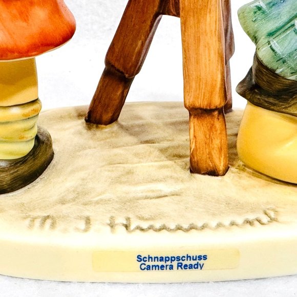 Goebel Hummel #2132 "Camera Ready" 25th Anniversary Edition TMK8 - Picture 7 of 16